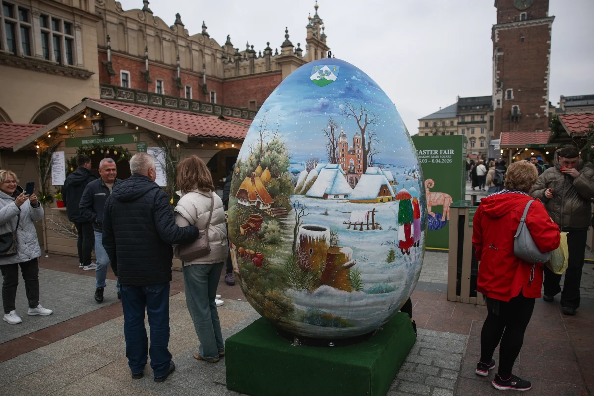 Wielkanocne ozdoby i pokarmy, produkty regionalne z różnych zakątków świata i pamiątki zobaczą przy niemal 100 kioskach handlowych zwiedzający Rynek Główny w Krakowie, gdzie w sobotę uroczyście otwarty został świąteczny jarmark wielkanocny. Potrwa on do 6 kwietnia. Czy na tegorocznym jarmarku rozpanoszyła się drożyzna? Ile trzeba zapłacić np. za porcję żurku?