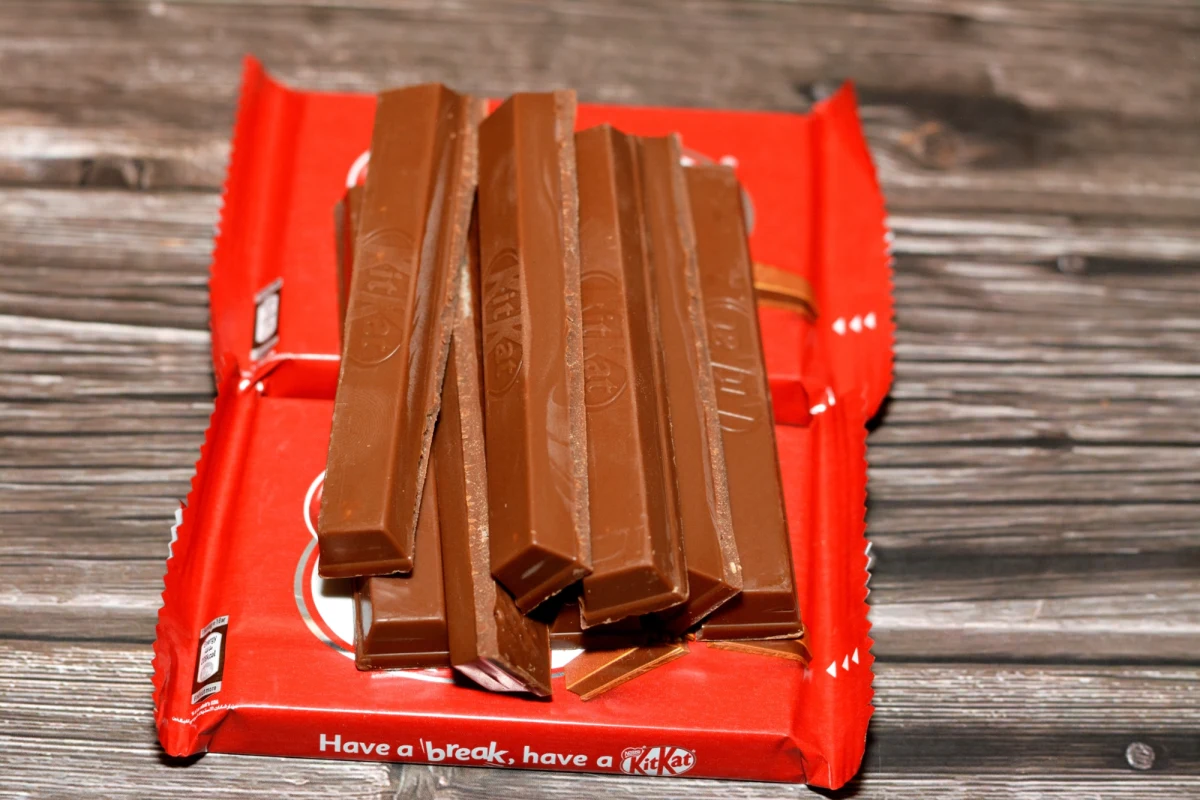 ​Ponad 413 tys. batoników KitKat zaginęło po tym, jak złodzieje ukradli ciężarówkę przewożącą słodkości - poinformowało Nestle, producent batoników, cytowany przez agencję Reutera. Jak się okazało, ładunek, który wyjechał z północnych Włoch, miał finalnie dojechać do Polski, zatrzymując się po drodze w innych europejskich krajach, w celu dystrybucji.