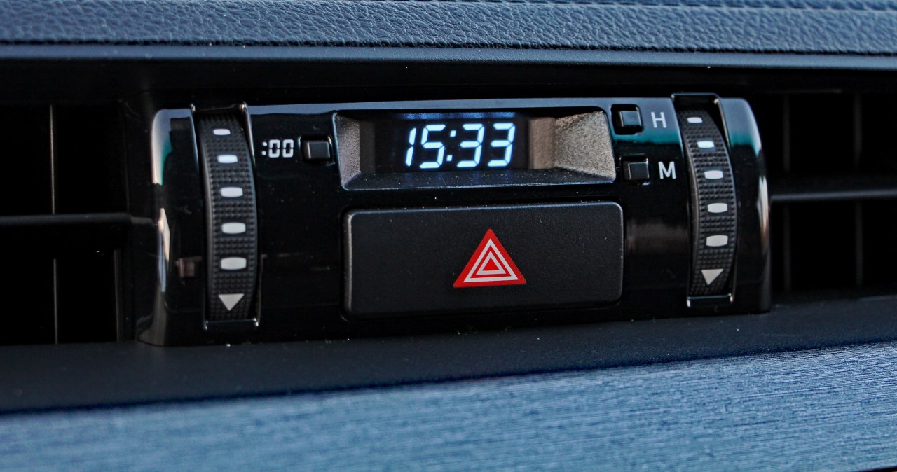 Zmiana czasu w letni. Jak przestawić godzinę w samochodzie?