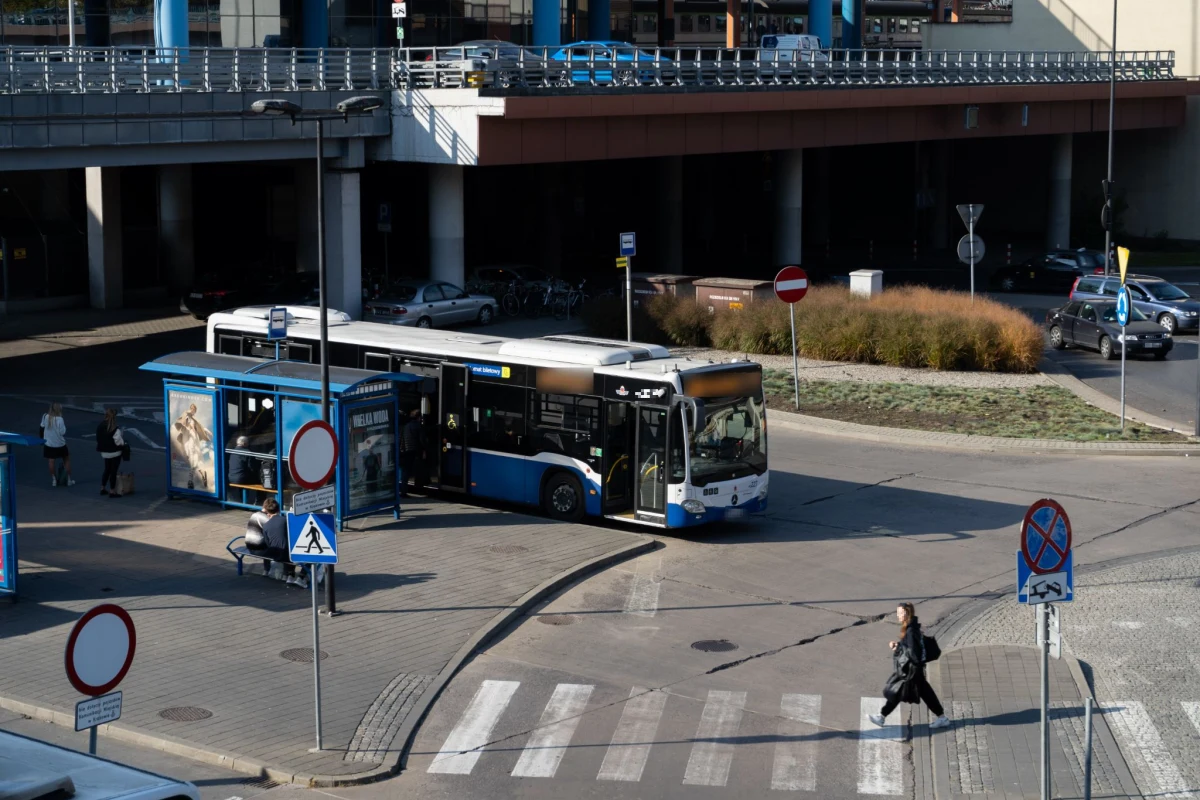 11-letni chłopiec został potrącony przez autobus MPK w Krakowie w sobotę. "Dziecko trafiło do szpitala z obrażeniami, które nie zagrażały jego życiu" - poinformowała podkom. Iwona Szelichiewicz z małopolskiej policji w rozmowie z RMF FM.
