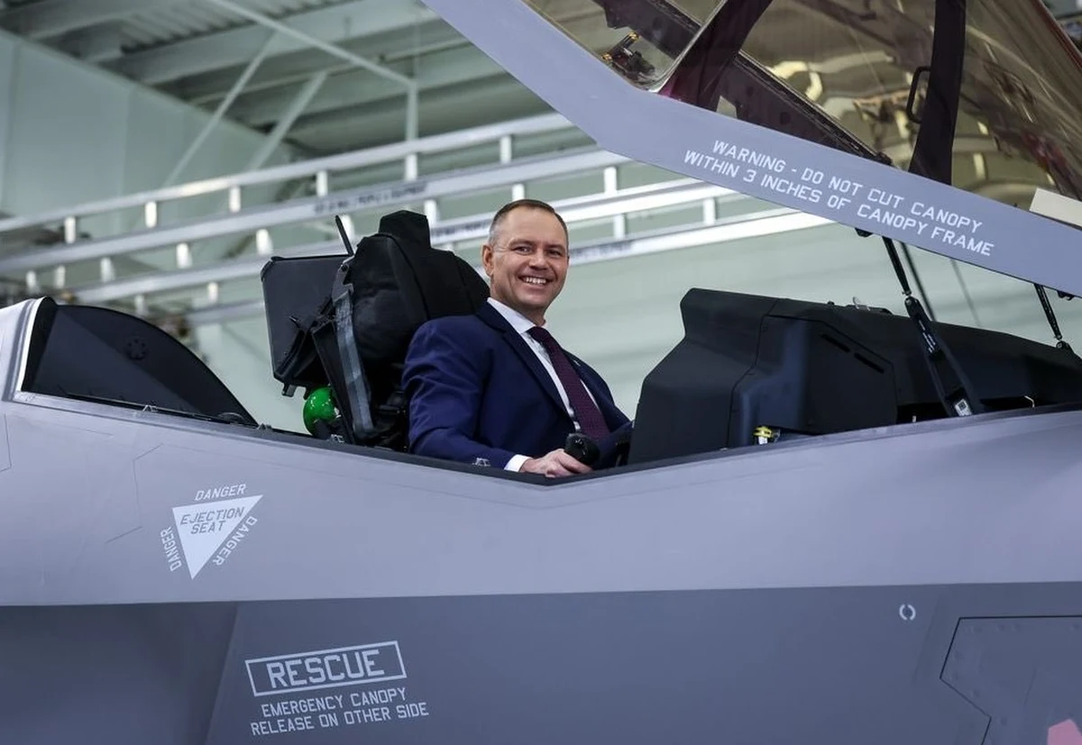 Karol Nawrocki odwiedził siedzibę zakładów Lockheed Martin Aeronautics w Teksasie, specjalizujących się w produkcji myśliwców wielozadaniowych piątej generacji F-35, które już niedługo będą stacjonować w Łasku. Prezydent pozował w F-35, a po godz. 21 ma wygłosić przemówienie na konferencji CPAC zrzeszającej prawicowych polityków, działaczy i aktywistów.