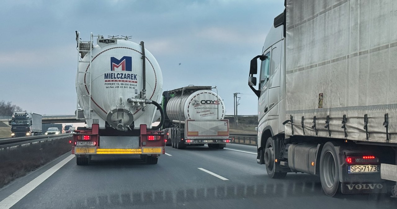 Kierowcy ciężarówek ignorują zakaz wyprzedzania. Policja: coraz więcej wykroczeń