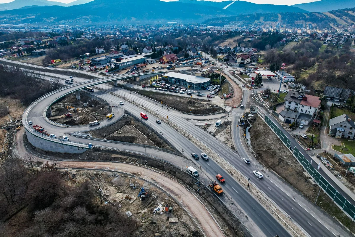 Kierowcy podróżujący zakopianką w rejonie Myślenic (Małopolskie) muszą przygotować się na kolejne utrudnienia. W najbliższy poniedziałek i wtorek (30-31 marca) kontynuowane będą prace przy powstającym węźle Myślenice. Zmieni się organizacja ruchu, a na części trasy pojawią się zwężenia i zamknięcia pasów.