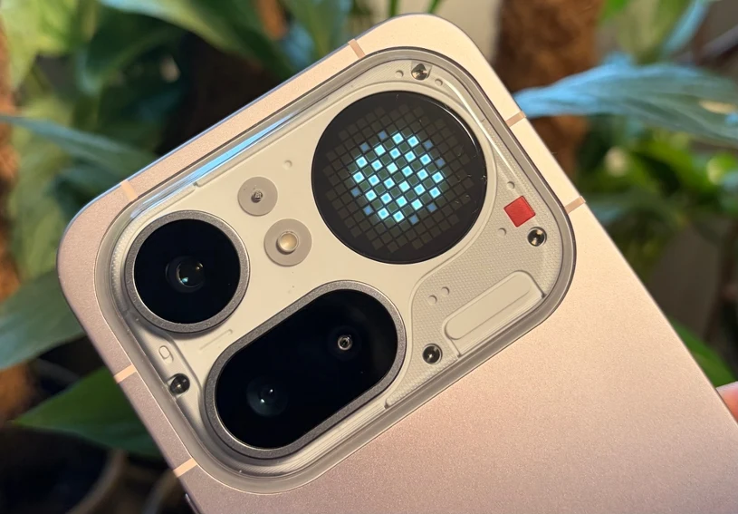 Sprawdzam Nothing Phone 4a Pro. Nietypowy design to nie jedyny jego atut