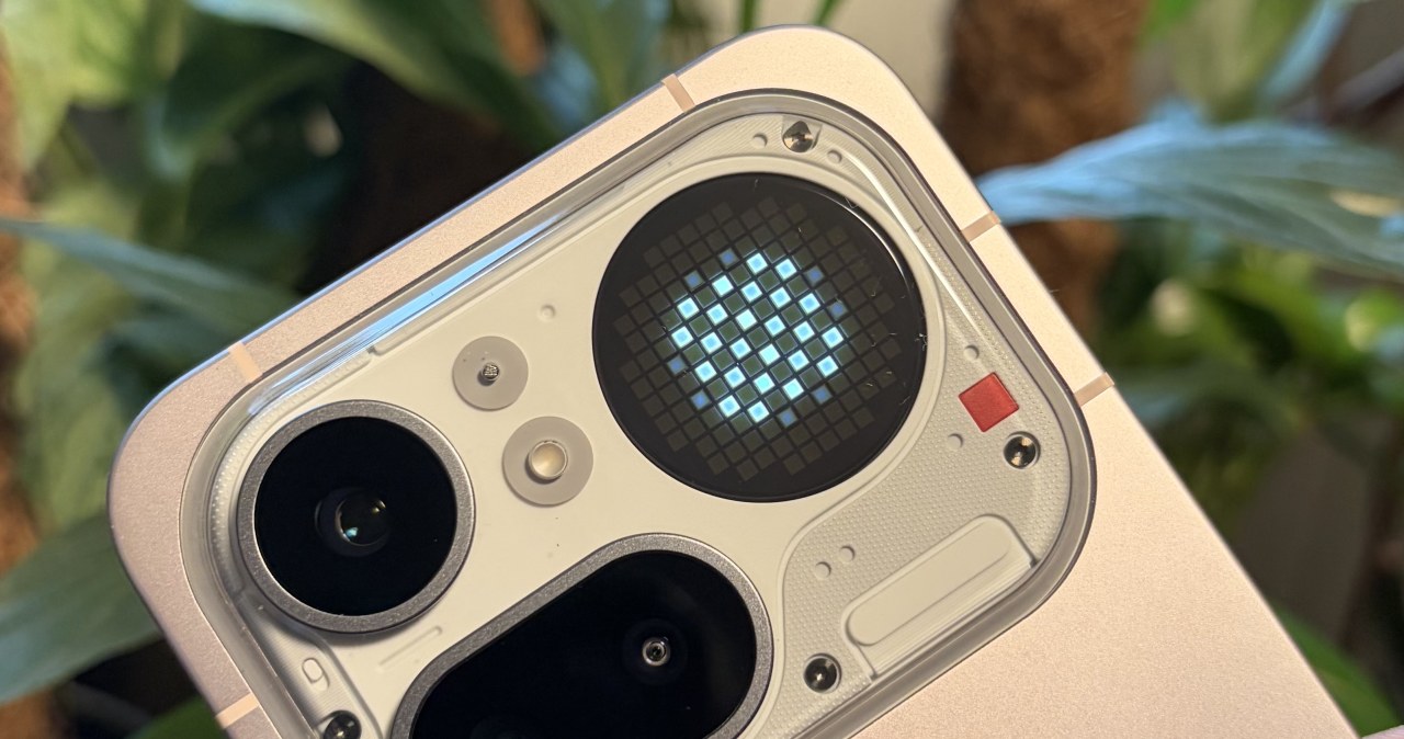 Sprawdzam Nothing Phone 4a Pro. Nietypowy design to nie jedyny jego atut