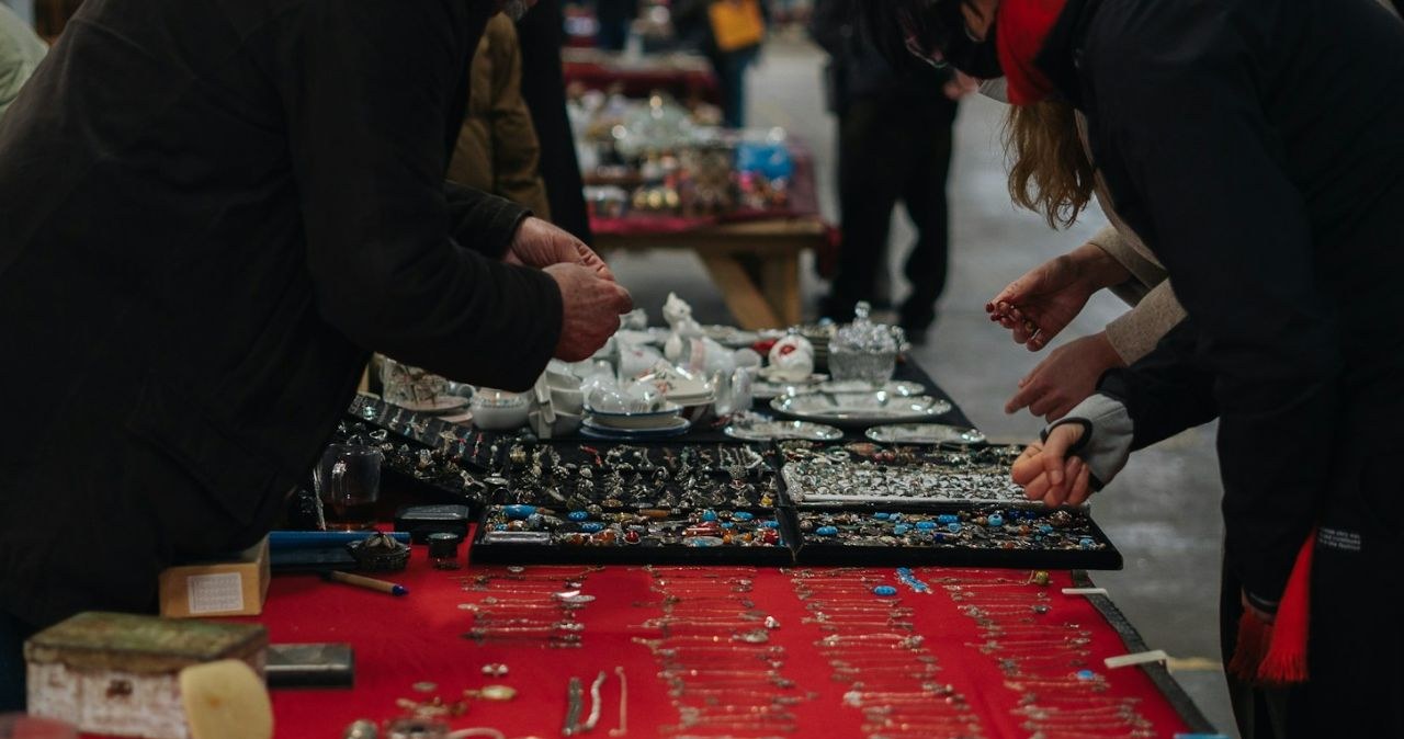 Przeszukaj szuflady. Nosiły je mamy i babcie. Teraz warte są fortunę