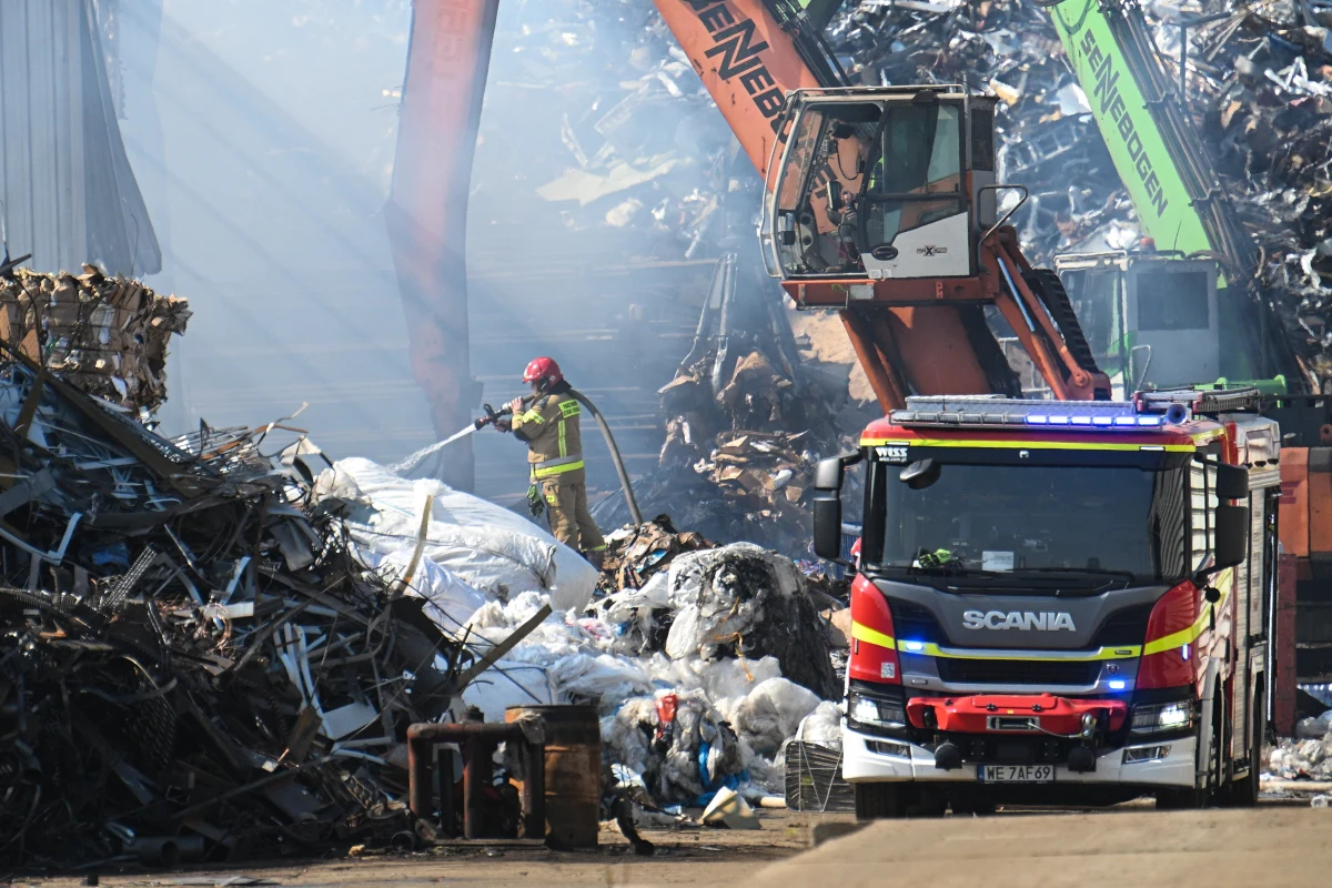 W niedzielę zapaliła się hala magazynowa przy ul. Zabranieckiej 5 na pograniczu warszawskich dzielnic Targówek i Praga-Południe. Ogień objął większość budynku wypełnionego makulaturą. Na miejscu pracuje 17 zastępów straży pożarnej, w tym specjalistyczna grupa ratownictwa chemicznego.