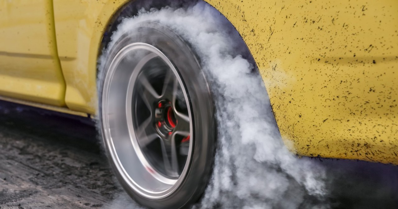 Czy za pisk opon można stracić prawo jazdy? Nowe przepisy od 30 marca