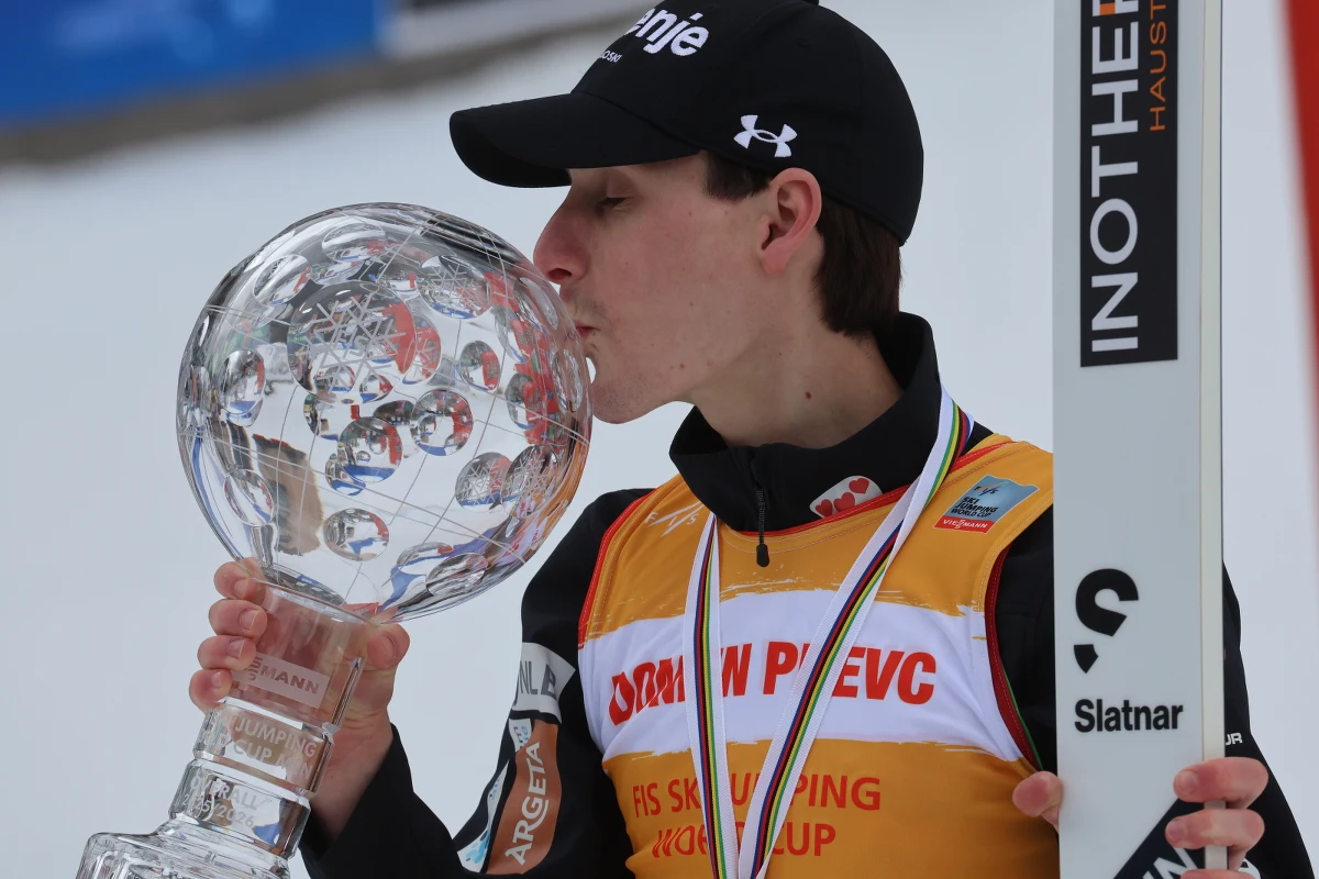 Słoweniec Domen Prevc zwyciężył w klasyfikacji generalnej Pucharu Świata w skokach narciarskich w sezonie 2025/26. To jego pierwsza Kryształowa Kula w karierze.
