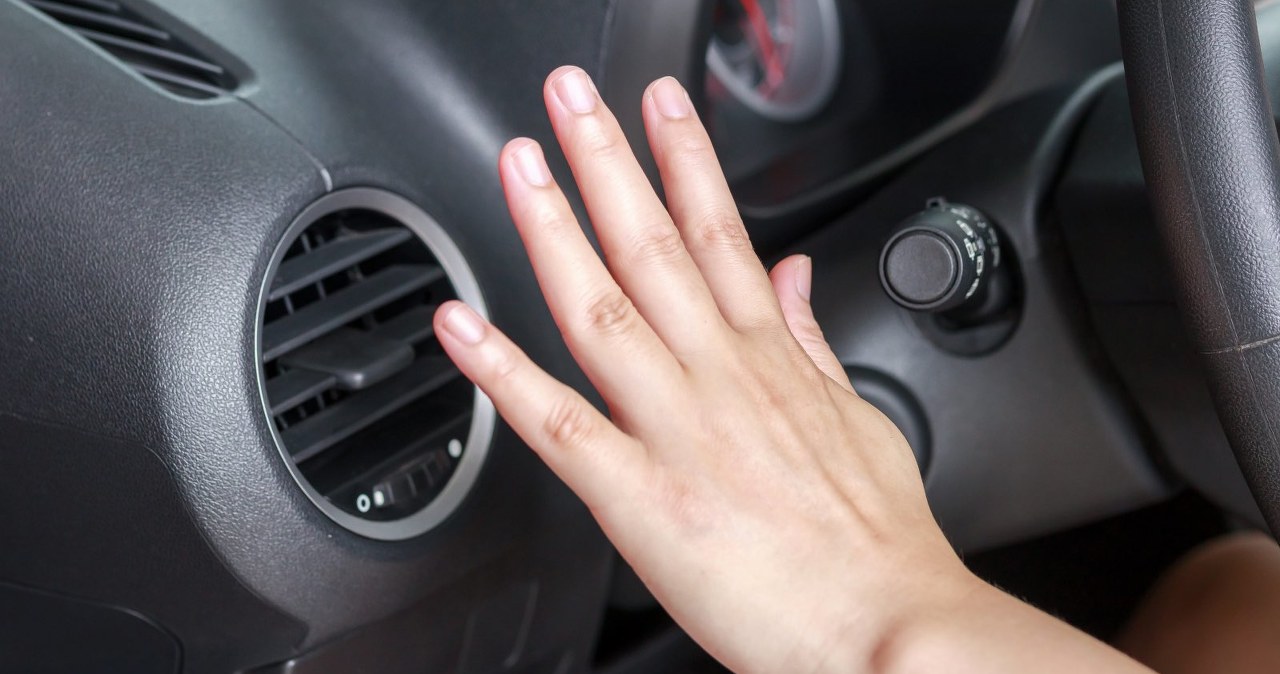 Ogrzewanie włączone, a na zakrętach leci zimne powietrze. Dlaczego tak jest?