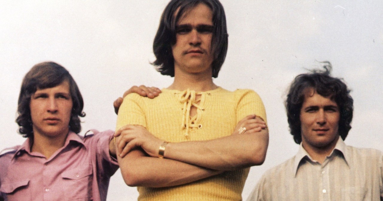 Był ojcem chrzestnym bigbitu i głosem Niebiesko-Czarnych. Oto jego początki