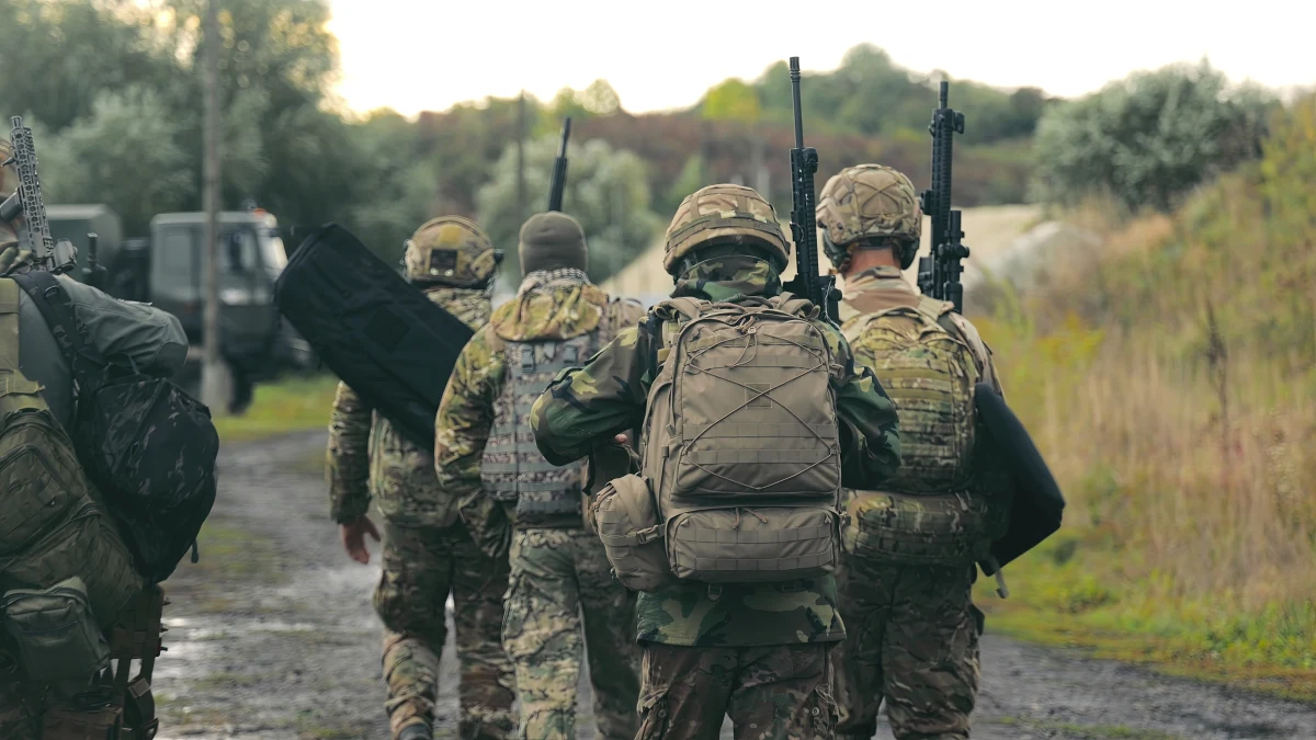 Ukraiński minister obrony Mychajło Fedorow poinformował w niedzielę, że codziennie otrzymuje nagrania wideo z linii frontu, na których widać, jak ranni rosyjscy żołnierze odbierają sobie życie lub są dobijani przez swoich towarzyszy. Fedorow oznajmił, że marzec może okazać się rekordowym miesiącem pod względem rosyjskich strat.