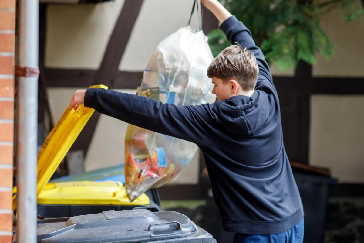 Ministerstwo Klimatu i Środowiska wycofuje się z planów wprowadzenia opłat za odpady uzależnionych od ich ilości - informuje "Dziennik Gazeta Prawna". Po kilku miesiącach konsultacji resort zdecydował, że nie będzie zasady "płać za tyle, ile wyrzucasz". Powodem są obawy samorządów i ekspertów, którzy alarmowali, że taki system mógłby prowadzić do wzrostu nielegalnego wyrzucania śmieci do lasów i rzek.
