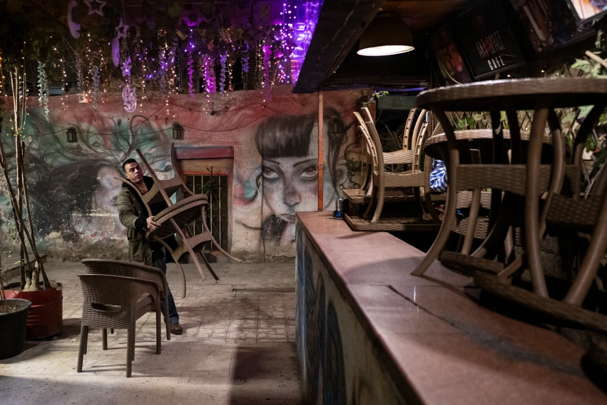 Władze Egiptu nakazały sklepom, restauracjom i kawiarniom wcześniejsze zamykanie lokali, by ograniczyć zużycie energii. To reakcja na gwałtowny wzrost cen paliw wywołany konfliktem w Iranie i blokadą cieśniny Ormuz. Nowe przepisy obowiązują przez miesiąc, od najbliższej soboty.