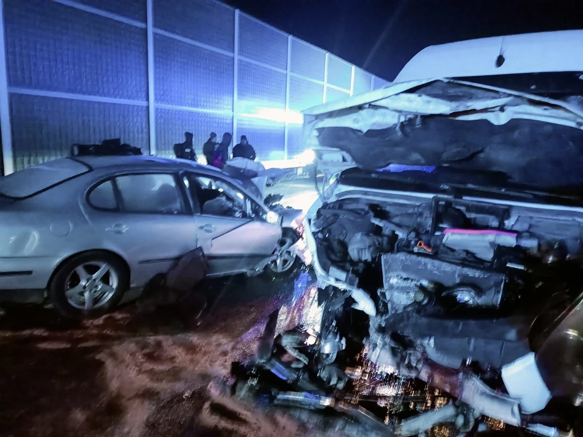 Dwie osoby zostały ranne w wypadku, do którego doszło w nocy na S11 w Wielkopolsce. Na wysokości Dziećmierowa Seat wjechał pod prąd i zderzył się z prawidłowo jadącym Volkswagenem. 