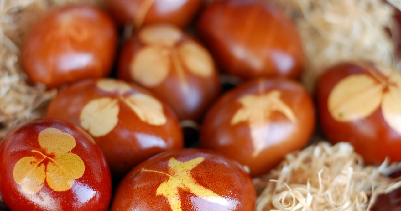 Najprostszy sposób na farbowanie jajek. Od lat używam tylko cebuli i sznurka