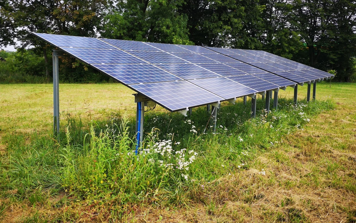 Nowe możliwości dofinansowania na fotowoltaikę oraz magazyny energii i ciepła. Wystartował program dotacji dla osób fizycznych inwestujących w mikroinstalacje fotowoltaiczne i magazyny energii. Ma być programem przejściowym pomiędzy zakończeniem programu "Mój Prąd 6.0" a programem wspierającym rozwój magazynowania energii z Funduszu Modernizacyjnego.