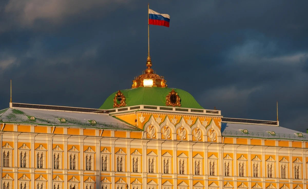 Rosyjskie władze zdecydowały o wydaleniu pracownika ambasady Wielkiej Brytanii w Moskwie, zarzucając mu działalność szpiegowską. To kolejny incydent, który pogłębia napięcia na linii Moskwa-Londyn.