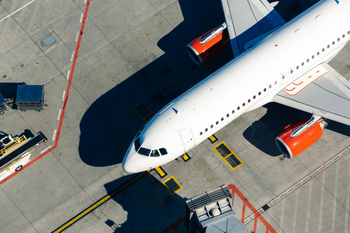 Pasażerowie lotu Delta Air Lines z brazylijskiego Guarulhos do Atlanty przeżyli chwile grozy. Tuż po starcie w jednym z silników Airbusa A330-300 doszło do serii eksplozji, po których jednostka napędowa zaczęła się palić. Dzięki błyskawicznej reakcji załogi i służb naziemnych udało się uniknąć tragedii, a samolot bezpiecznie wylądował. Nikt nie ucierpiał, ale awaria poważnie zakłóciła pracę jednego z największych lotniska Ameryki Południowej.