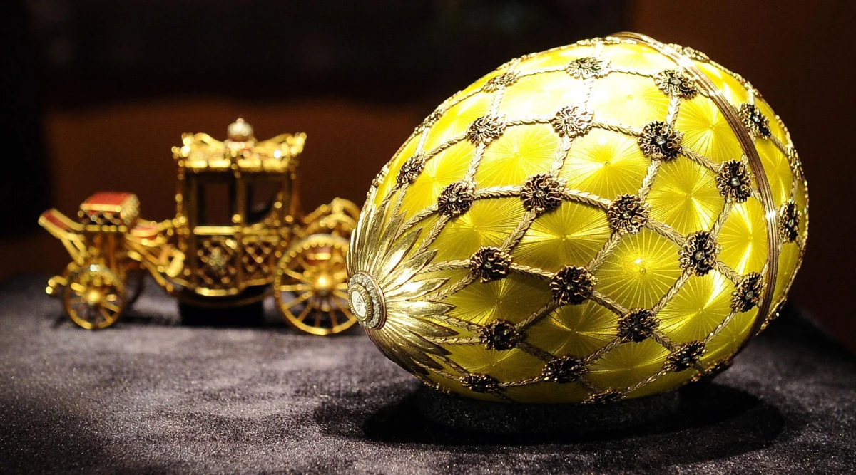 Luksusowe, pełne tajemnic i niezmiennie przyciągające uwagę kolekcjonerów – jaja Faberge to jedne z najbardziej niezwykłych i pożądanych dzieł sztuki jubilerskiej świata. Ich historia to opowieść o przepychu, upadku imperium i nieustannych poszukiwaniach zaginionych skarbów.