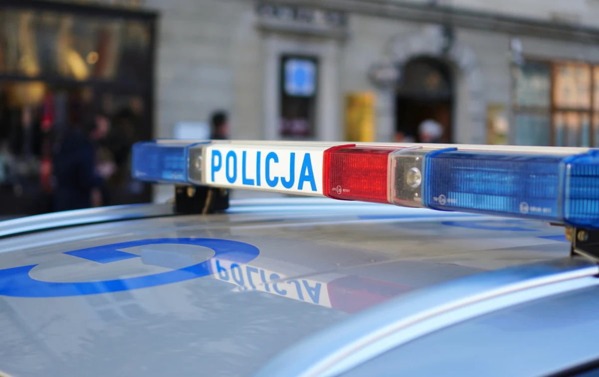 Groźny wypadek z udziałem radiowozu na sygnale sparaliżował centrum Krakowa. Na skrzyżowaniu Alei Słowackiego, Prądnickiej i Długiej doszło do zderzenia policyjnego auta z samochodem osobowym. Dwoje policjantów trafiło do szpitala. Przez jakiś czas tramwaje nie kursowały ul. Długą. 