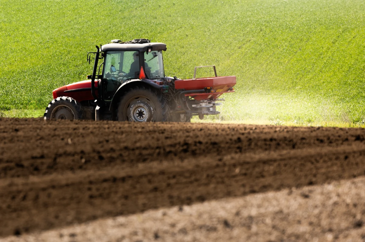 Ministrowie rolnictwa państw członkowskich Unii Europejskiej dyskutują w Brukseli nad ewentualnym zawieszeniem unijnego podatku węglowego (CBAM) na importowane nawozy, by ulżyć rolnikom w związku z kryzysem wywołanym konfliktem na Bliskim Wschodzie. Francja, Włochy i Austria są "za", Polska - "przeciw". "Jesteśmy przeciwni, bo mamy nasze produkty, polskie nawozy i musimy im pomóc" - powiedział w Brukseli minister rolnictwa i rozwoju wsi Stefan Krajewski.