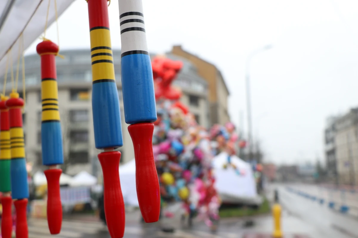 Po latach przerwy najstarszy i najsłynniejszy krakowski odpust Emaus powraca do swojego historycznego miejsca na Salwatorze. Wydarzenie odbędzie się w poniedziałek wielkanocny, a organizatorzy zapowiadają, że szczególny nacisk zostanie położony na autentyczność oraz lokalne dziedzictwo.