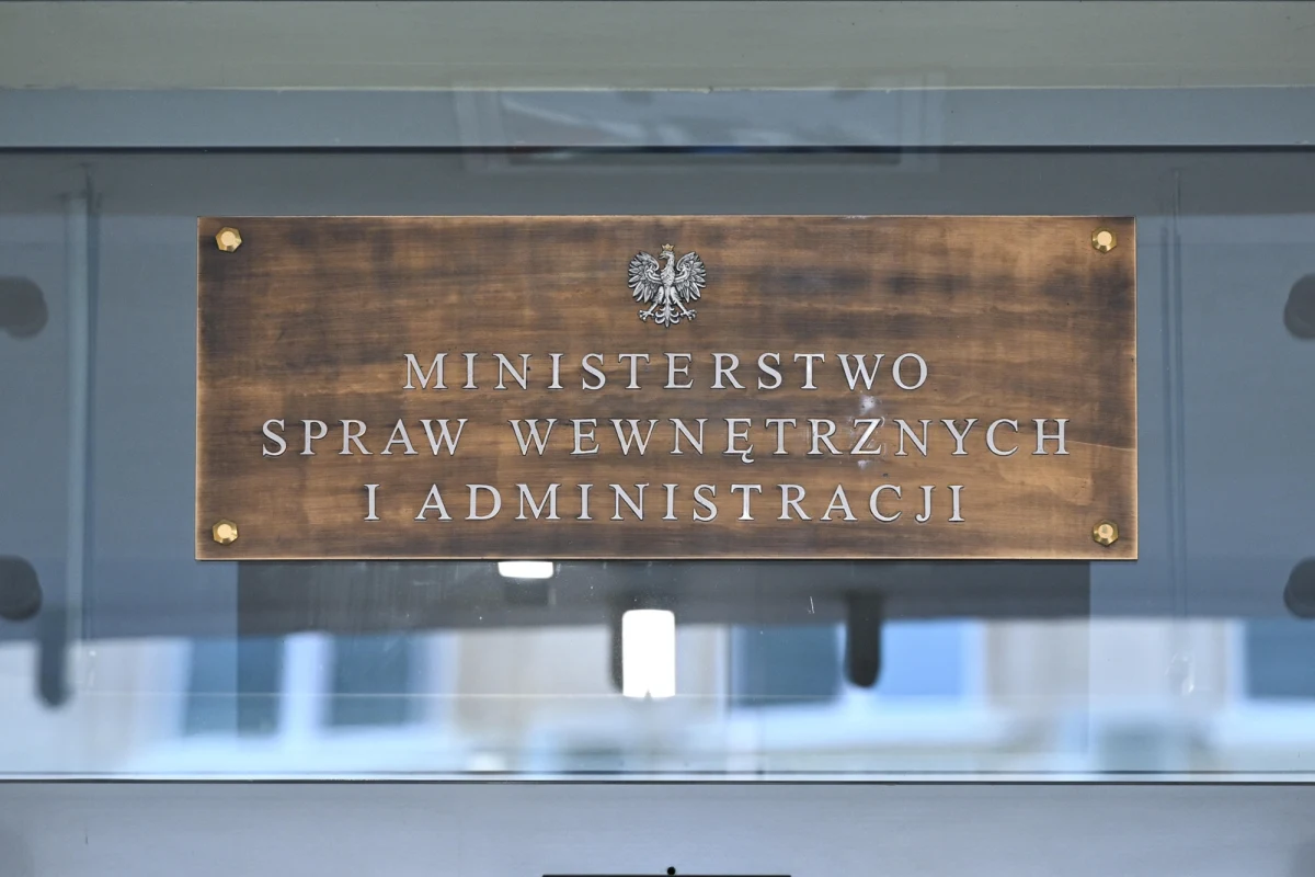 Ministerstwo Spraw Wewnętrznych i Administracji planuje wprowadzenie istotnych zmian w funkcjonowaniu administracji publicznej. Jedną z najważniejszych propozycji jest zastąpienie adresu zameldowania adresem zamieszkania w dokumentach państwowych. Nowe rozwiązania mają ułatwić załatwianie spraw urzędowych i poprawić planowanie usług publicznych. Zmiany mają wejść w życie w 2028 roku.