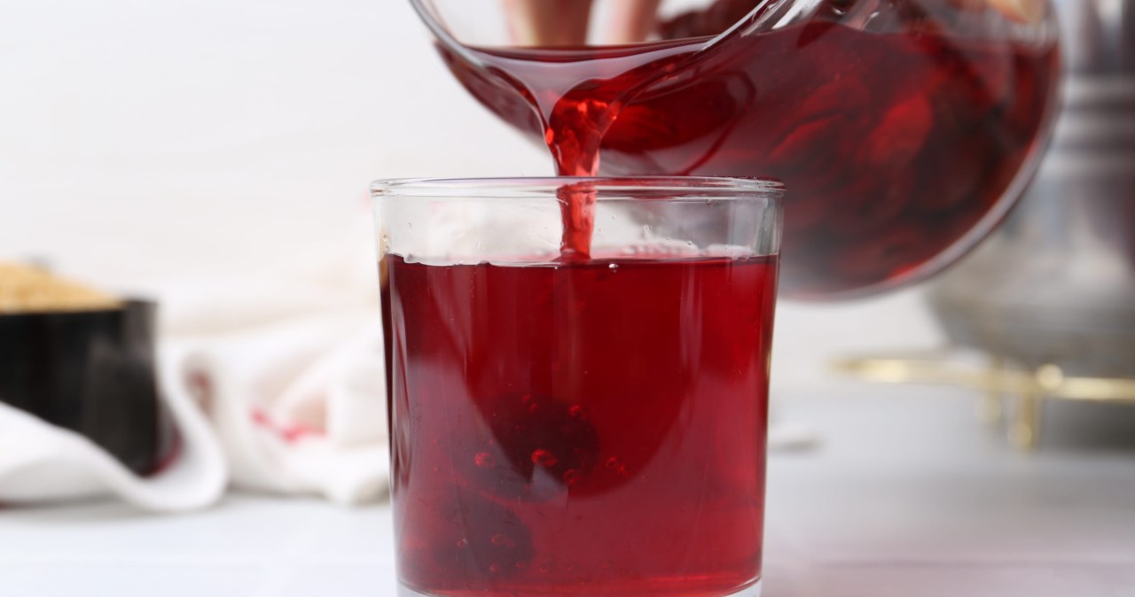 Łagodzi stany zapalne, zmniejsza objawy dny moczanowej. Jedz lub pij sok
