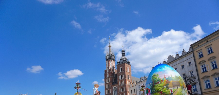 W połowie tygodnia do Polski od zachodu nasunie się klin wyżu, który przyniesie więcej słońca. W weekend wielkanocny spodziewane jest wyraźne ocieplenie, z temperaturami sięgającymi 20 st. C na zachodzie i południu kraju. Nie zabraknie jednak przelotnych opadów deszczu - poinformowała rzeczniczka IMGW Agnieszka Prasek.