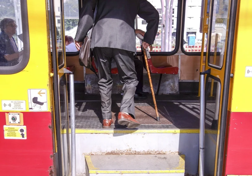 Seniorzy jeżdżą za darmo komunikacją miejską – wystarczy dowód osobisty