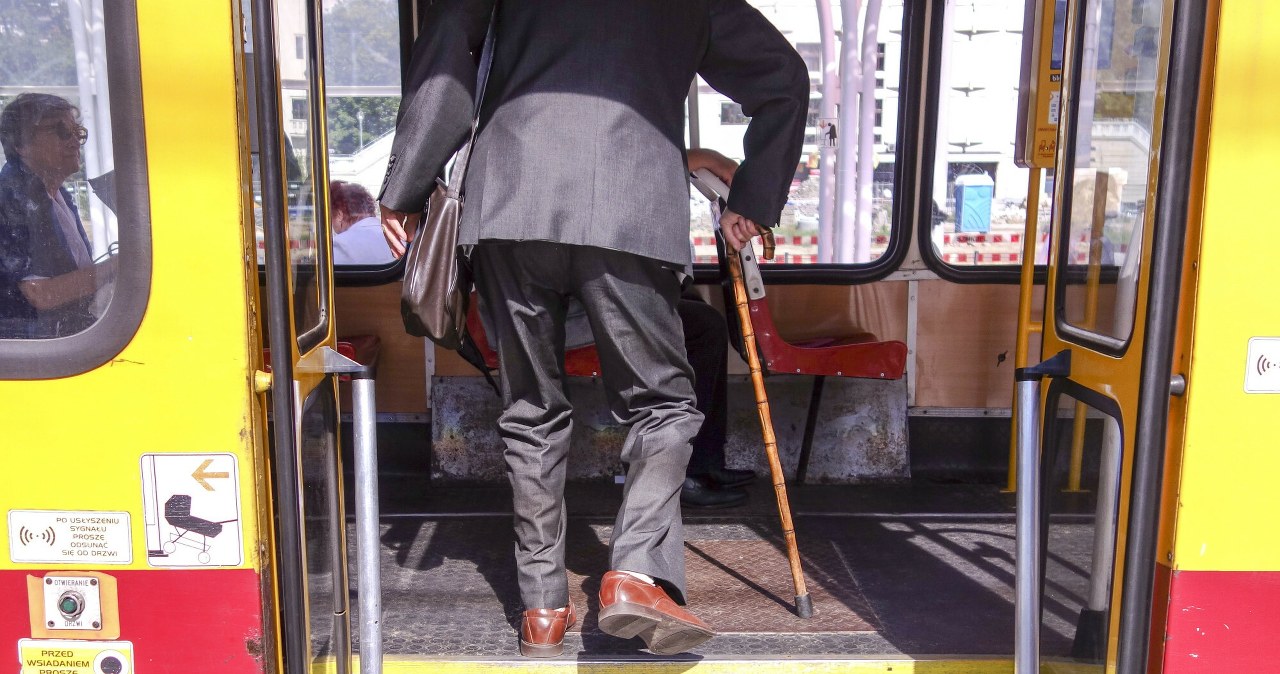 Czy muszę ustąpić miejsca w tramwaju osobie starszej? Przepisy mówią jasno