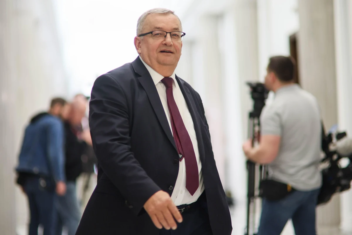 ​Poseł PiS Andrzej Adamczyk nie zgadza się z decyzją Wojewódzkiego Sądu Administracyjnego (WSA), który odrzucił jego skargę na uchwałę o strefie czystego transportu w Krakowie. Parlamentarzysta poinformował w poniedziałek, że zaskarżył wyrok do Naczelnego Sądu Administracyjnego (NSA). "Nie zgadzam się z tą decyzją" - podkreślił Adamczyk.