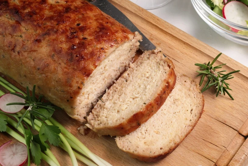 Dobrze doprawiona i soczysta pieczeń. Prosty przepis na obiad z piekarnika