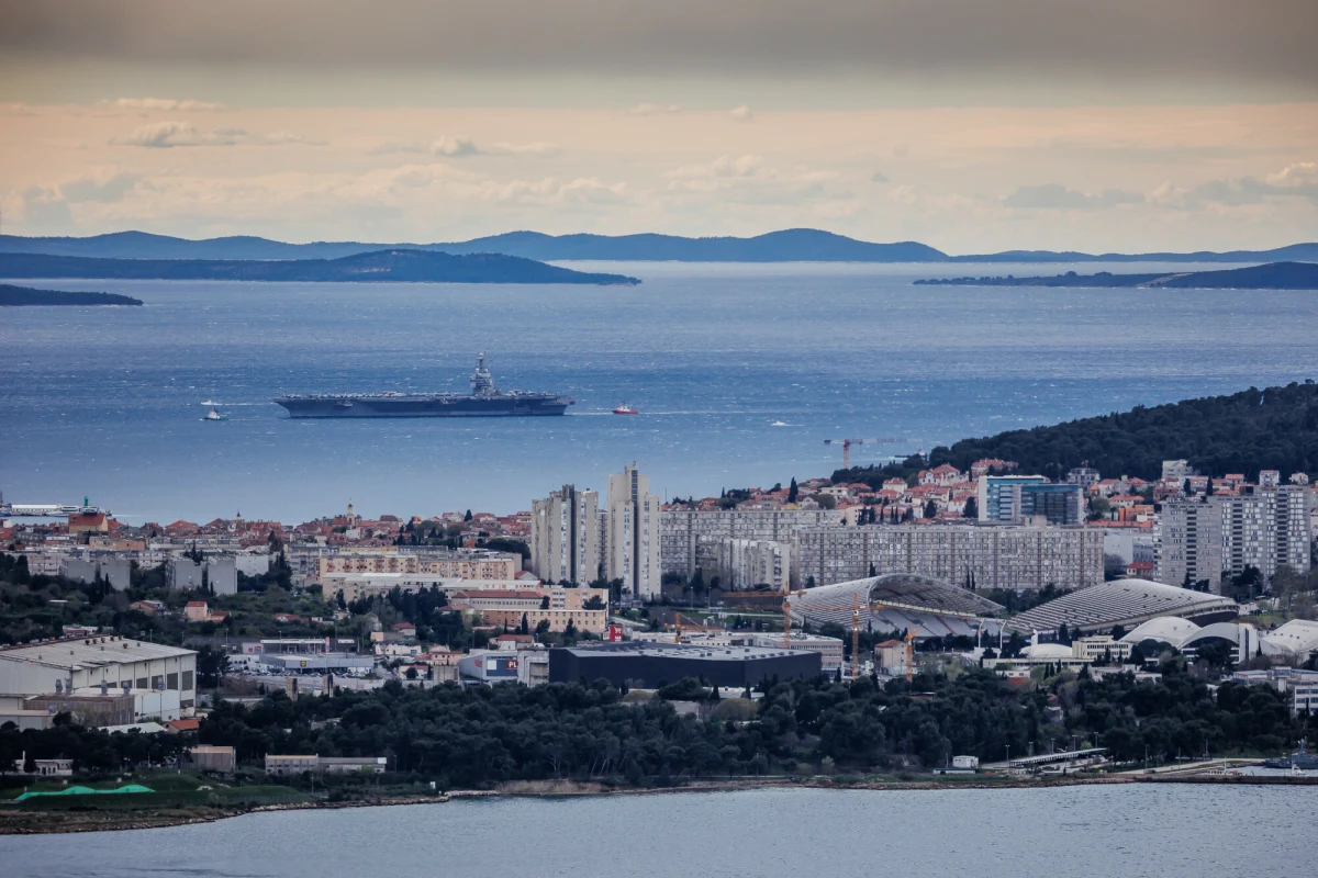 Najpotężniejszy okręt wojenny świata, USS Gerald R. Ford (CVN-78), zawinął do chorwackiego portu w Splicie. Wizyta nie jest jednak planowanym odpoczynkiem, lecz wynikiem dramatycznych zdarzeń na Morzu Czerwonym. Po groźnym pożarze i miesiącach intensywnej eksploatacji, jednostka została wycofana z rejonu działań przeciwko Iranowi, pozostawiając trudną do wypełnienia lukę w amerykańskiej obecności militarnej na Bliskim Wschodzie.