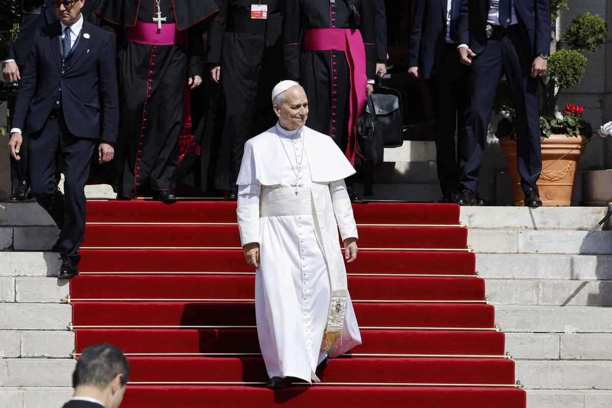 Od momentu wyboru na Stolicę Piotrową w maju 2025 roku, papież Leon XVI konsekwentnie realizuje swoją wizję odnowy i modernizacji struktur Kościoła. Najnowsze zmiany, ogłoszone w poniedziałek, dotyczą kluczowych stanowisk w Domu Papieskim oraz Sekretariacie Stanu – filarach funkcjonowania Stolicy Apostolskiej.