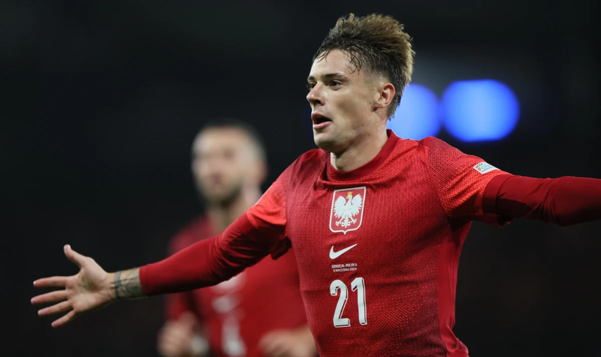 Selekcjoner reprezentacji Polski Jan Urban odkrywa karty przed spotkaniem ze Szwecją. W poniedziałek przyznał, że w Sztokholmie o awans do mistrzostw świata zagra wracający po pauzie za kartki jeden z filarów naszej kadry - Nicola Zalewski. "Nie możemy sobie pozwolić na to, żeby nie wystawić piłkarza o takim potencjale" - stwierdził.