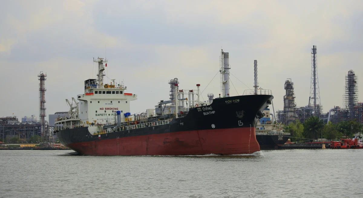 "Gigantyczny" kuwejcki tankowiec w pełni załadowany ropą naftową został zaatakowany u wybrzeży Dubaju - informuje kuwejcki koncern naftowy. Kadłub statku został uszkodzony, doszło też do pożaru.