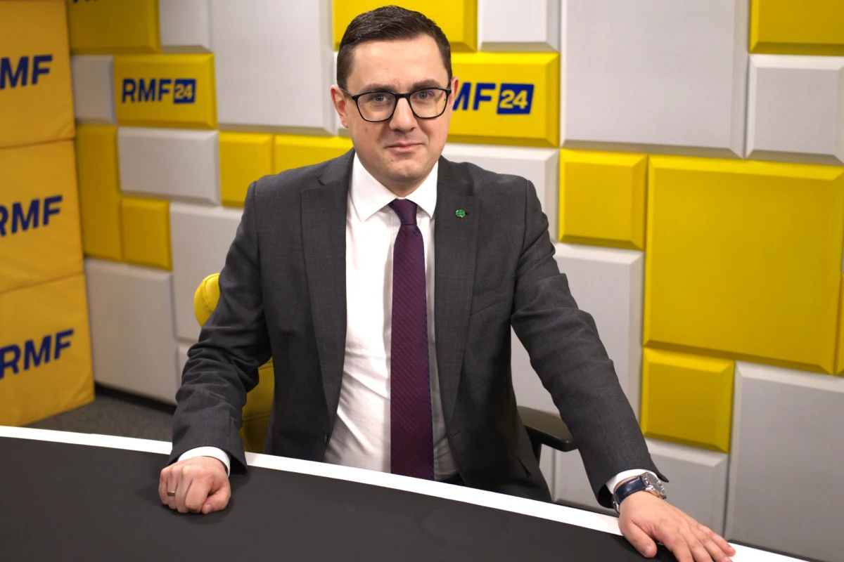 "Kryzys mamy przede wszystkim jeśli chodzi o ropę, paliwa i produkty naftowe, nie bezpośrednio LPG" - powiedział w Porannej rozmowie w RMF FM Miłosz Motyka. Minister energii przyznał jednak, że rząd myśli o objęciu obniżkami cen także LPG. "Jeżeli będzie się sytuacja rozwijała w stronę negatywną także na rynku LPG niewykluczone, że też będziemy podejmować działania" - przyznał Motyka.