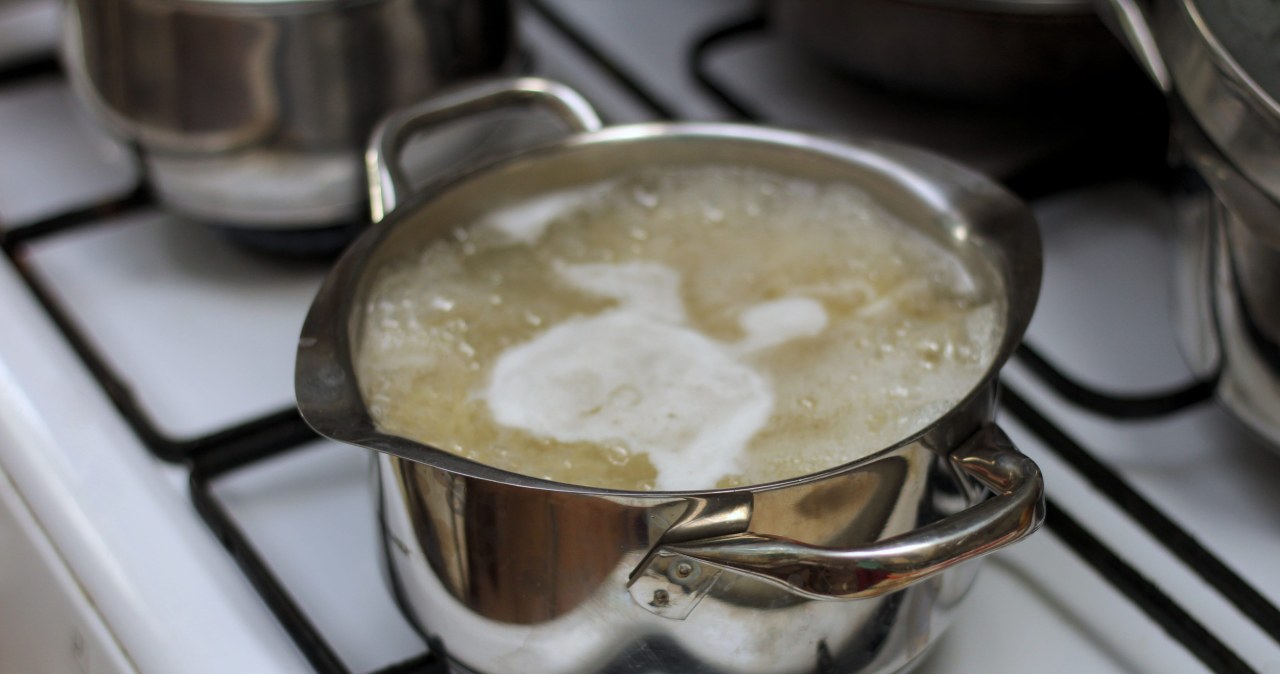 Biała kiełbasa pęka i traci smak podczas gotowania? Ten sposób to zmieni