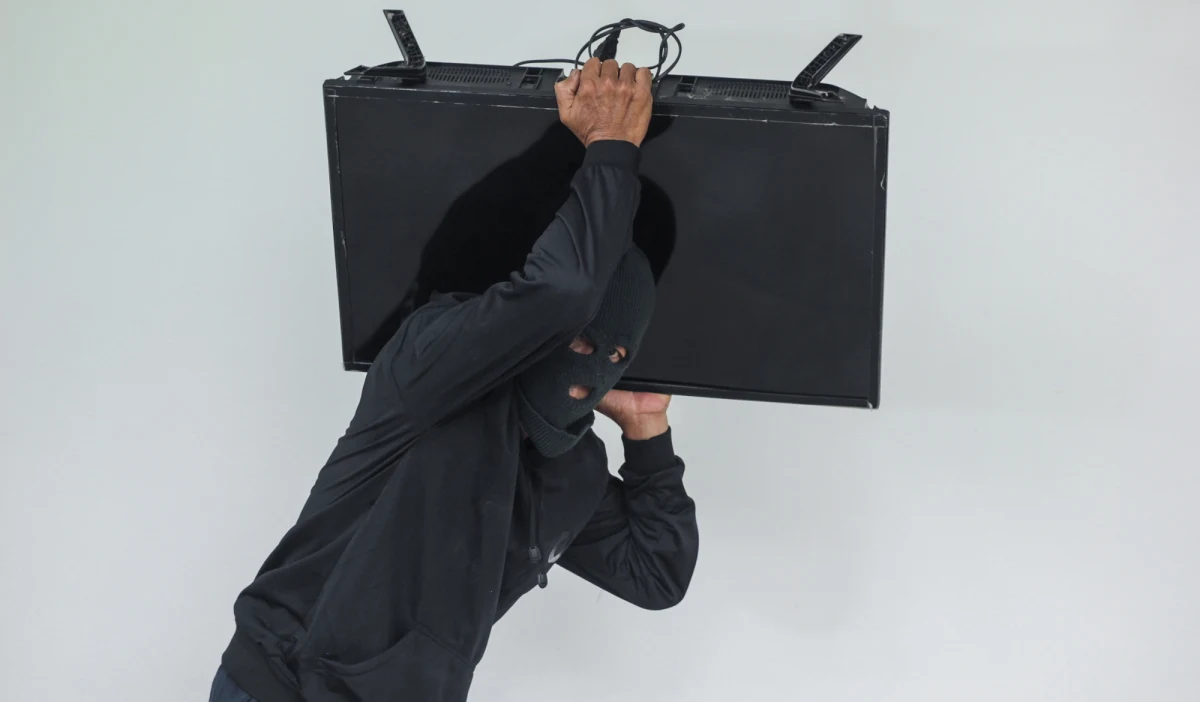 Policjanci z Cieszyna, przy wsparciu kolegów z Węgier, odzyskali 46 telewizorów skradzionych z firmy transportowej w Wiśle. Sprzęt o wartości prawie 184 tysięcy złotych nie zdążył zniknąć na czarnym rynku. Teraz śledczy poszukują sprawców kradzieży.