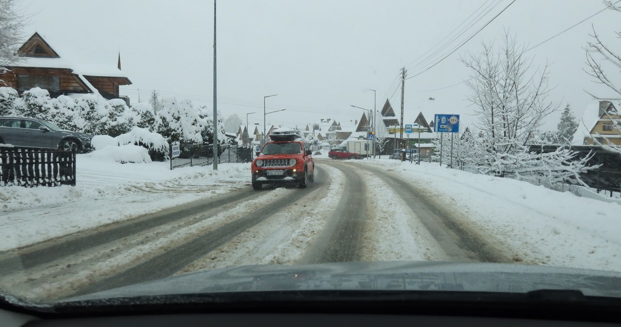 Zaskakujący atak zimy. Na drogi trafiło już 300 ton soli, a to nie koniec