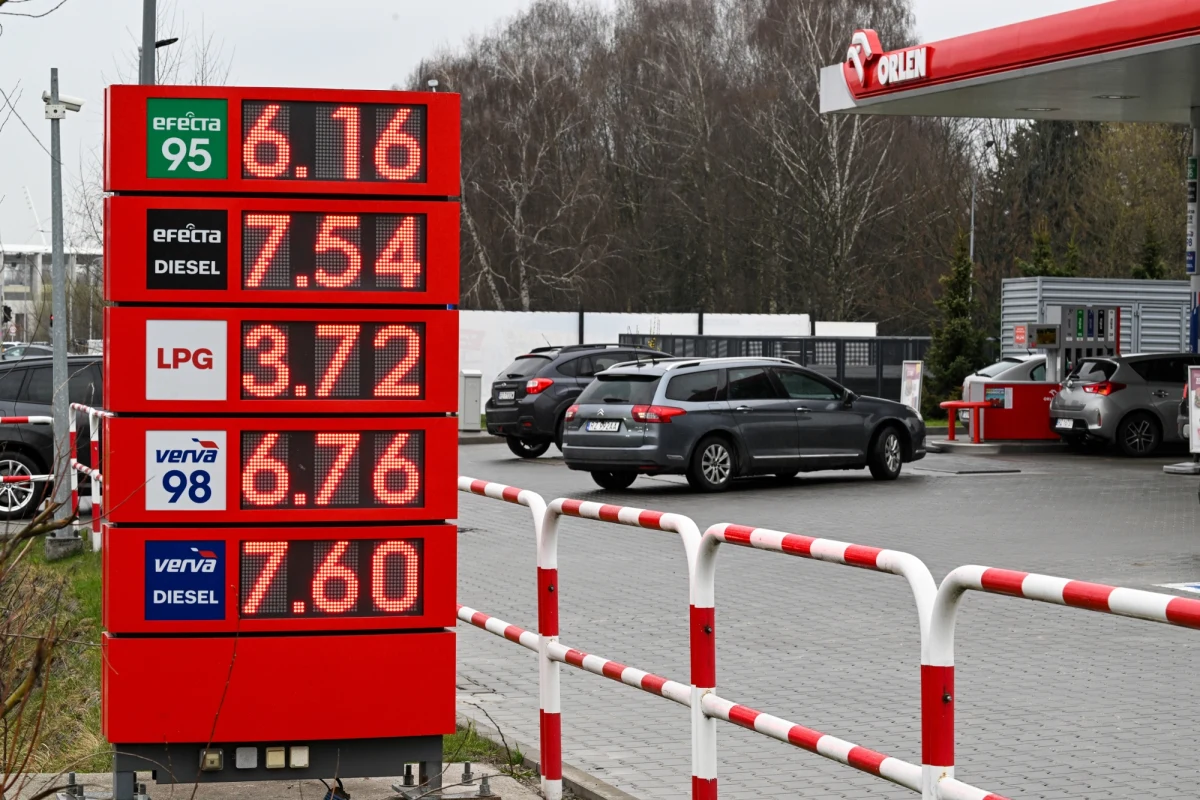 Minister energii podał maksymalną cenę detaliczną paliw w Polsce na środę, 1 kwietnia. Za litr benzyny 95 zapłacimy nie więcej niż 6,21 zł, benzyny 98 - 6,81 zł, a oleju napędowego - 7,66 zł.