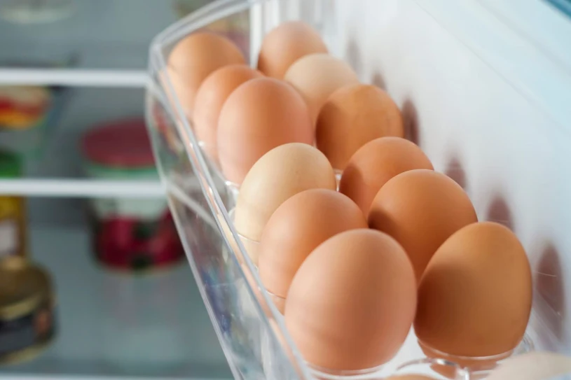 Trzymasz jajka na drzwiach lodówki? To błąd, który popełniają Polacy