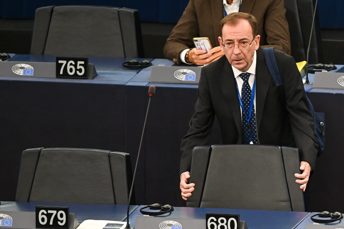 Prokurator generalny Waldemar Żurek złożył wniosek do Parlamentu Europejskiego o uchylenie immunitetu europosła Mariusza Kamińskiego. Sprawa ma związek z jego działaniami jako szefa CBA w sprawie willi Kwaśniewskich w Kazimierzu Dolnym. 