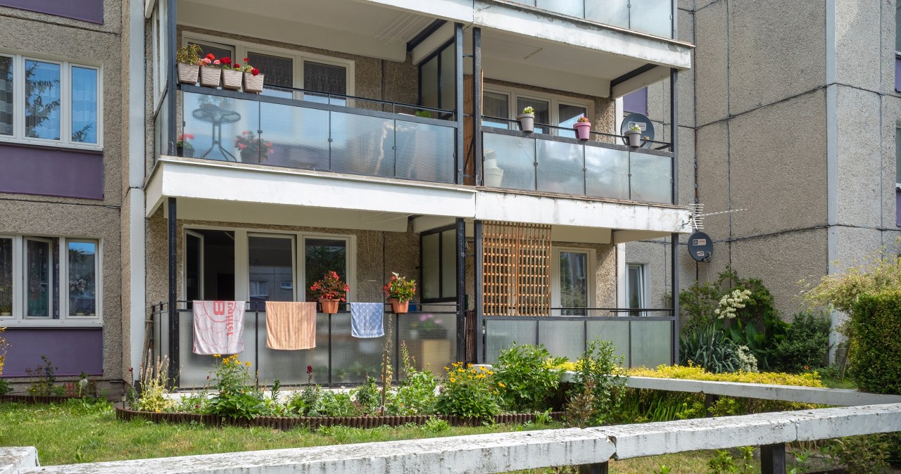 Czy wolno postawić altankę lub pergolę przy bloku? Jeden warunek przesądza