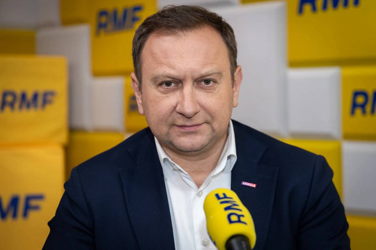 W Porannej rozmowie w RMF FM w środę zapytamy posła Lewicy Tomasza Trelę, jakie scenariusze rozważają rządzący ws. ślubowania sędziów, których Karol Nawrocki nie zaprosił do Pałacu Prezydenckiego. Czy planowane jest wejście siłowe? A może w przypadku klinczu konstytucyjnego jest szansa na porozumienie?