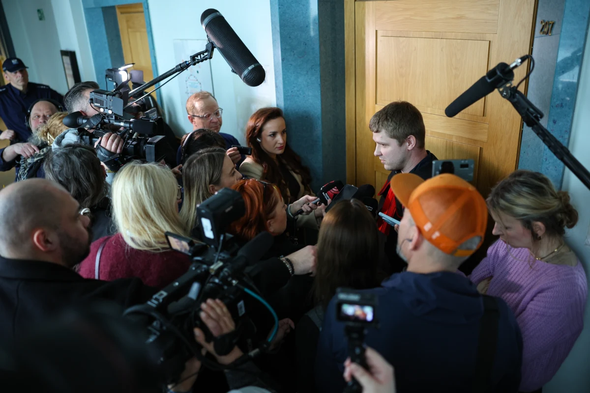 Przed Sądem Rejonowym w Chorzowie rozpoczęło się postępowanie o przymusowe umieszczenie w domu pomocy społecznej pani Mirelli ze Świętochłowic (woj. śląskie). Kobieta przez 27 lat nie opuszczała swojego mieszkania. Przed wtorkową rozprawą powiedziała, że chce zostać w domu z rodzicami, że czuje się tam dobrze. Sprawa toczy się przy drzwiach zamkniętych.