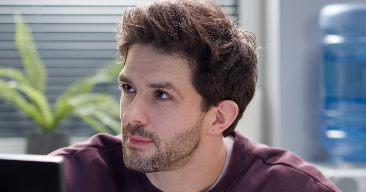 Nowa twarz na komendzie w Uroczysku. Przystojniak wniesie odrobinę szaleństwa