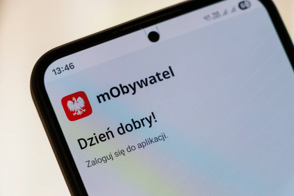 Od wtorku użytkownicy aplikacji mObywatel mogą korzystać z nowej funkcji – dostępu do elektronicznych dokumentów z ksiąg wieczystych. To nie koniec nowości. Już za dwa miesiące aplikacja zostanie wzbogacona o moduł Krajowego Rejestru Sądowego (KRS). Ministerstwo Sprawiedliwości podkreśla, że to kolejny krok w stronę pełnej cyfryzacji usług publicznych w Polsce.
